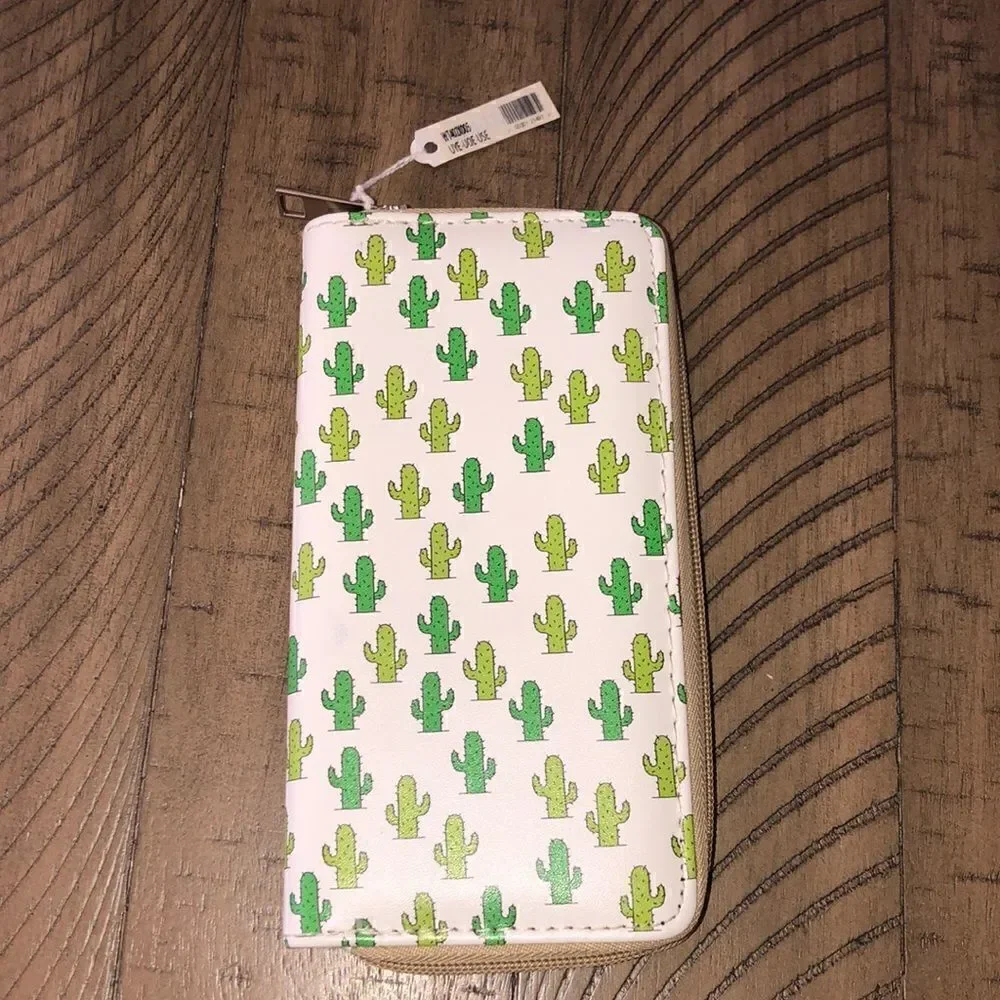 NWT Lucky 🍀 Cacti 🌵 Vegan 🌱 Zip Wallet 12 card inserts zip coin Secure!